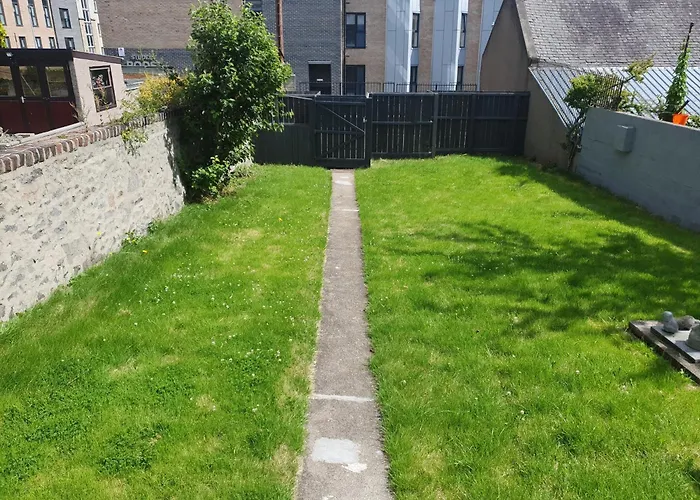 Cosy Modern 2 Bed Garden View Appartment, Parking, Tv Wifi