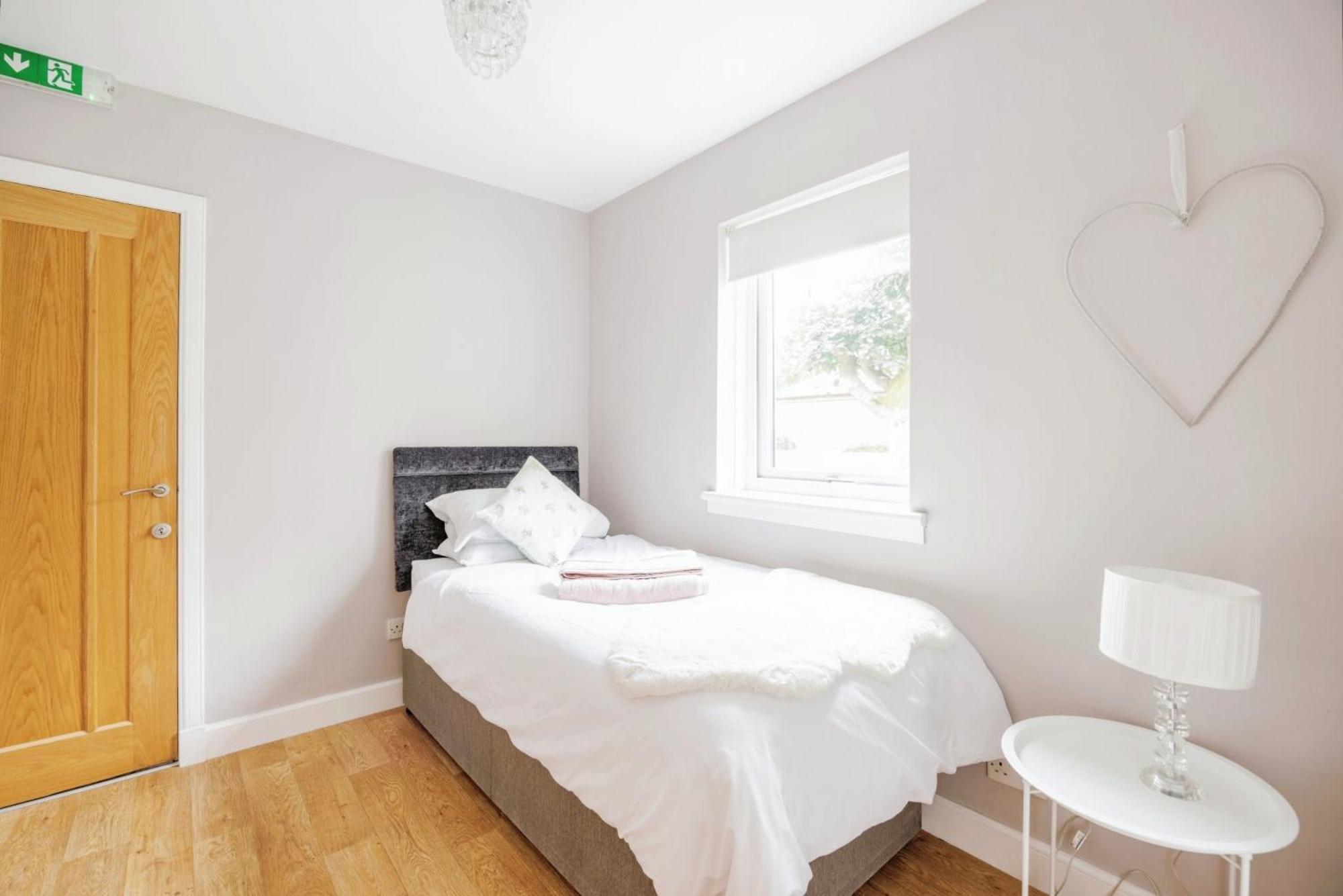 Cosy Modern 2 Bed Garden View Appartment, Parking, Tv Wifi Apartamento *